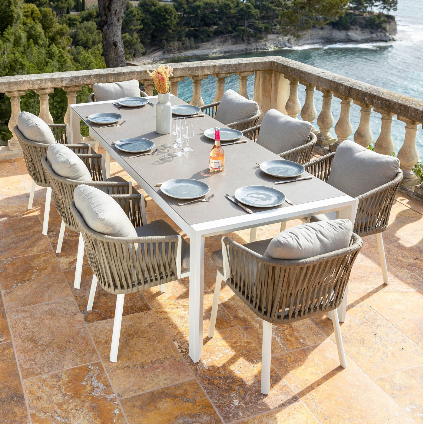 Table de jardin extensible Amalfi en aluminium blanc pour 8 à 10 personnes, vue frontale, dimensions 180/240x96cm.