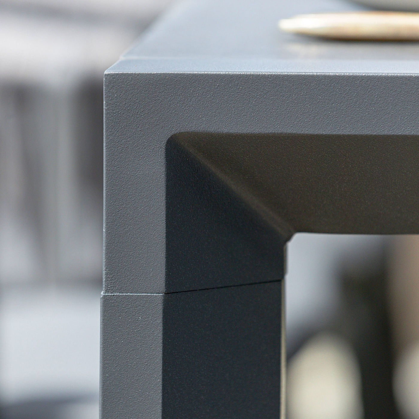 Table de jardin extensible Meublot Amalfi en aluminium gris anthracite, vue frontale avec détails du plateau extensible.