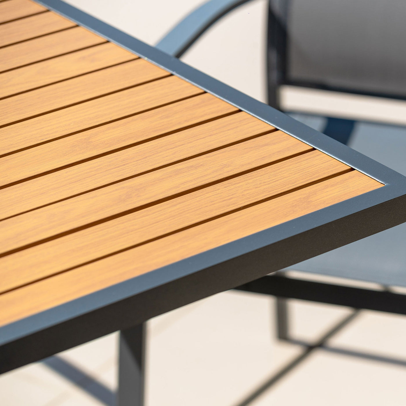 Table de jardin extensible Murano en aluminium effet bois anthracite, 10 places, dimensions 135/270 x 90 cm, meuble extérieur robuste