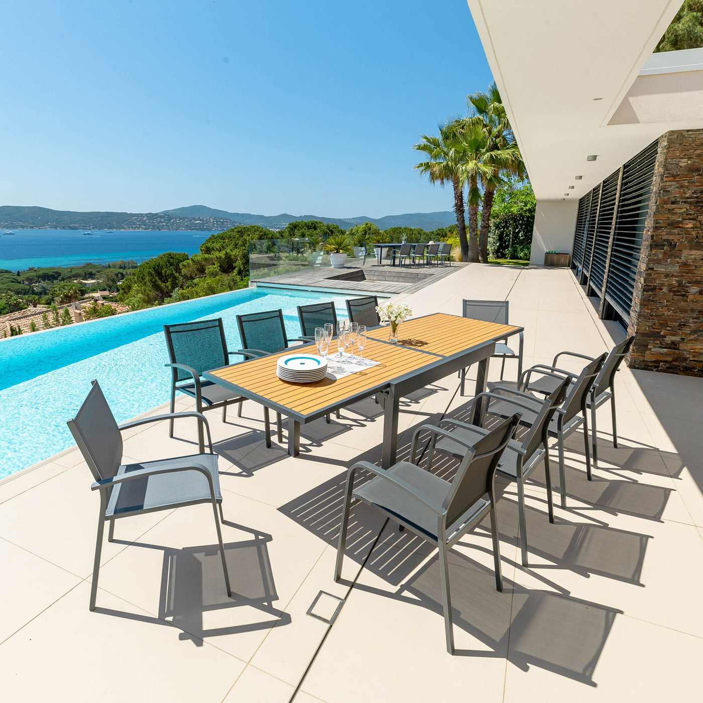 Table de jardin extensible Murano en aluminium effet bois pour 10 places, dimensions 135/270 x 90 cm, design moderne.