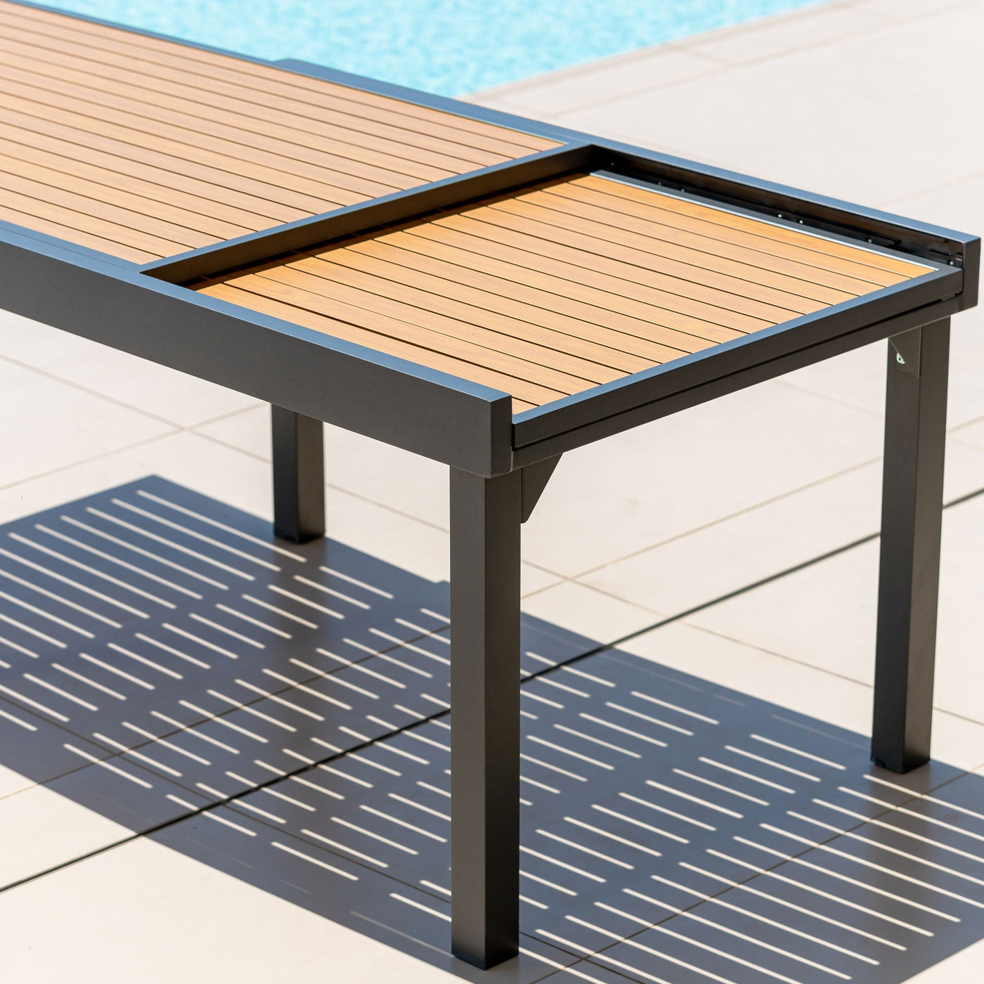 Table de jardin extensible Murano en aluminium effet bois, 10 places, anthracite, dimensions 135/270 x 90 cm.