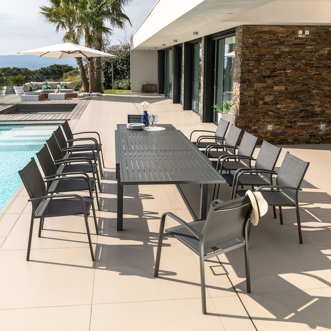 Table de jardin Murano extensible en aluminium gris anthracite, capacité 12 places, dimensions 320x100 cm, style moderne.