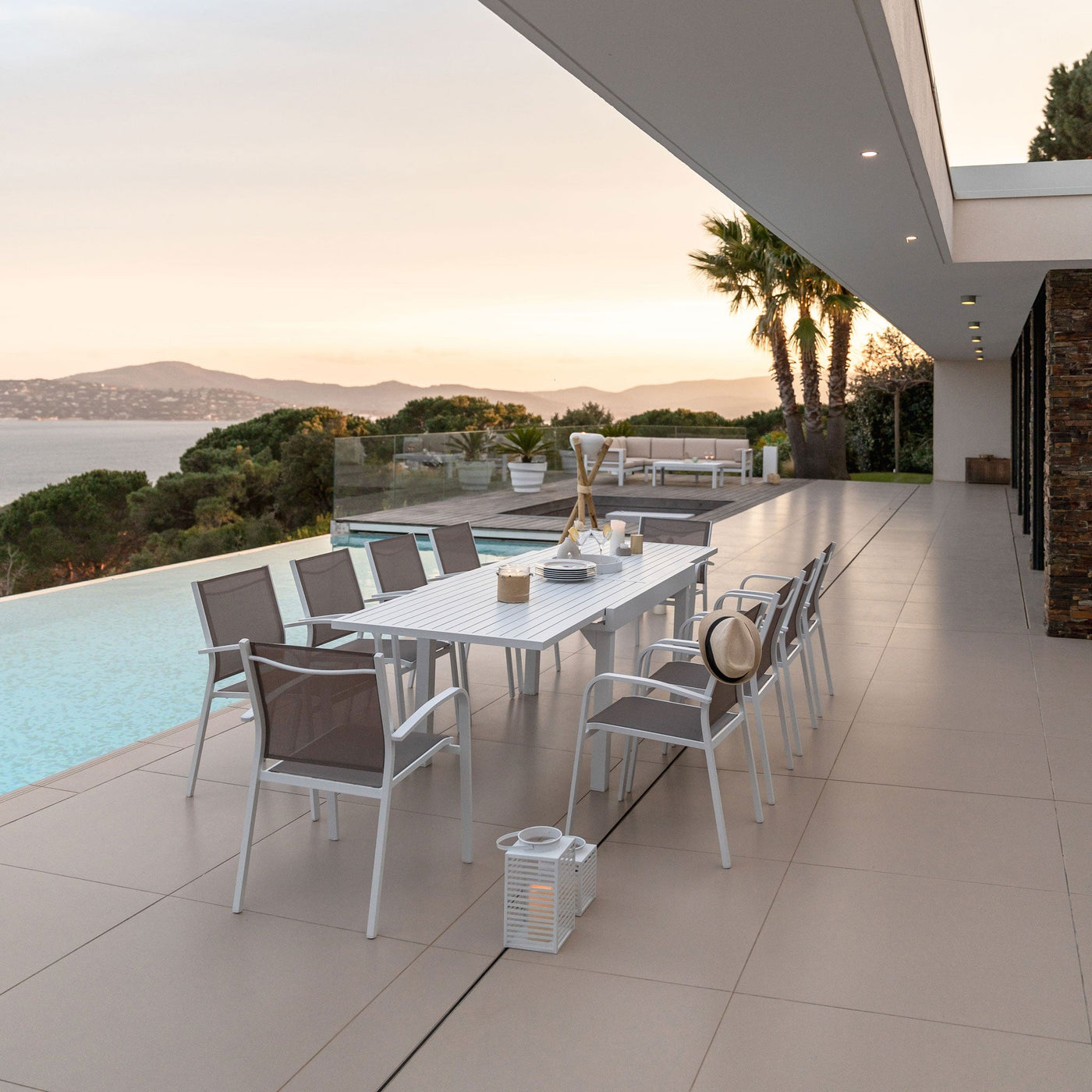 Table de jardin extensible Meublot Murano en aluminium, blanc, pour 12 personnes, 320 x 100 cm, vue de face.