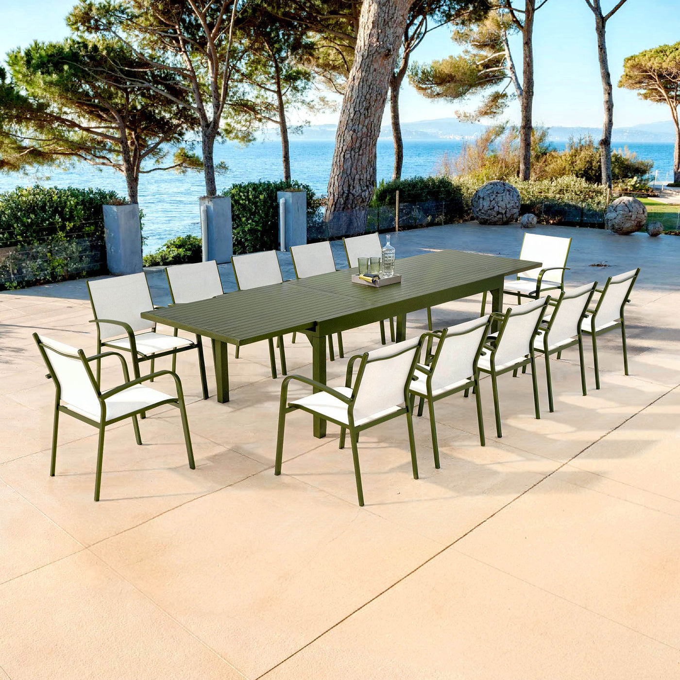 Table de jardin extensible Murano de Meublot, table en aluminium vert pour 12 personnes, dimensions 320 x 100 cm.