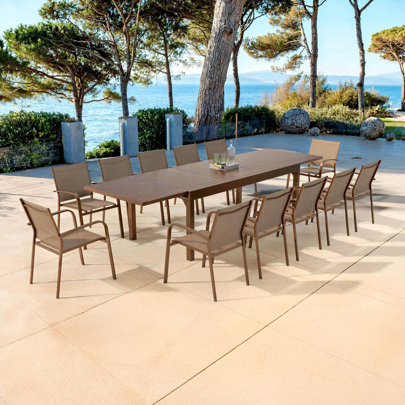 Table de jardin extensible Meublot Murano pour 12 personnes en aluminium bronze, grande table extérieure 320x100 cm.
