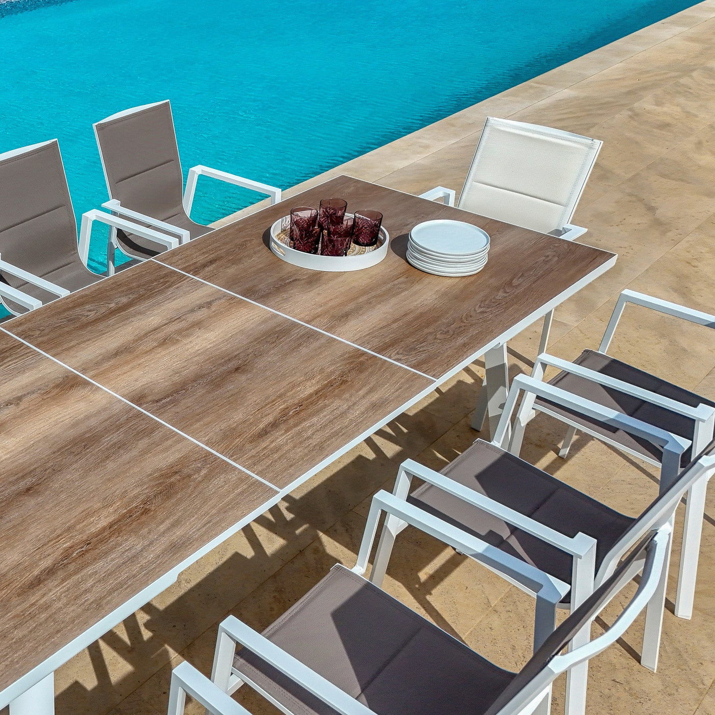 Table de jardin extensible automatique Meublot en aluminium Amalfi, 10 places, rectangle, design moderne, coloris gris anthracite.