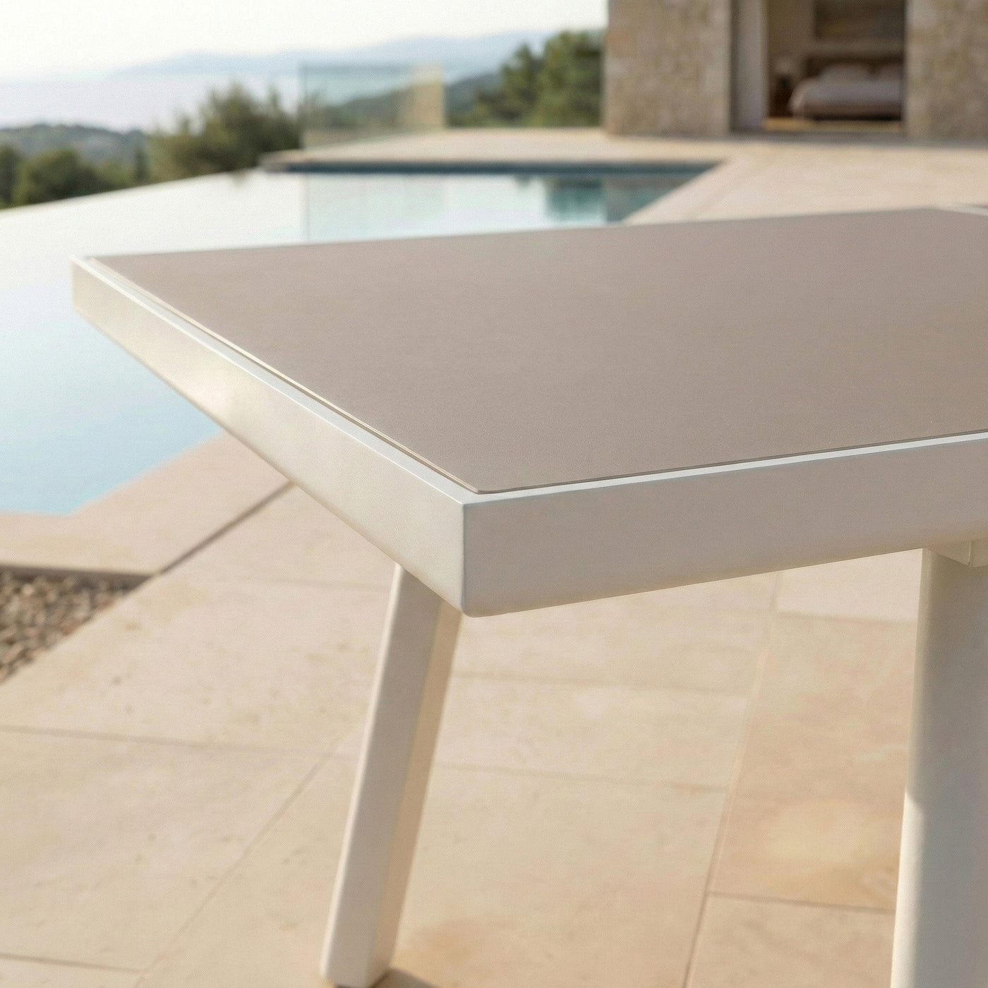 Table de jardin extensible automatique Meublot en aluminium Amalfi, 10 places, vue rapprochée, finition élégante.