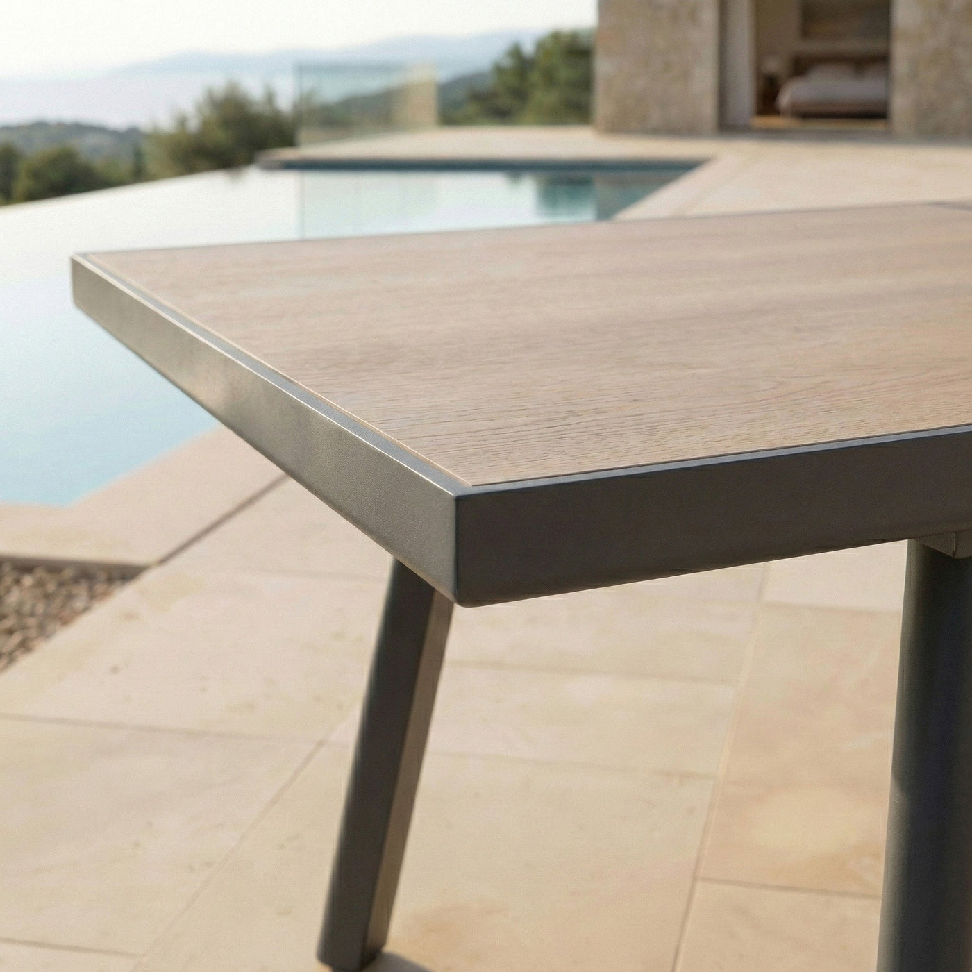 Table de jardin extensible automatique Meublot Amalfi en aluminium avec 12 places, dimensions 240/300x96cm, vue de face.