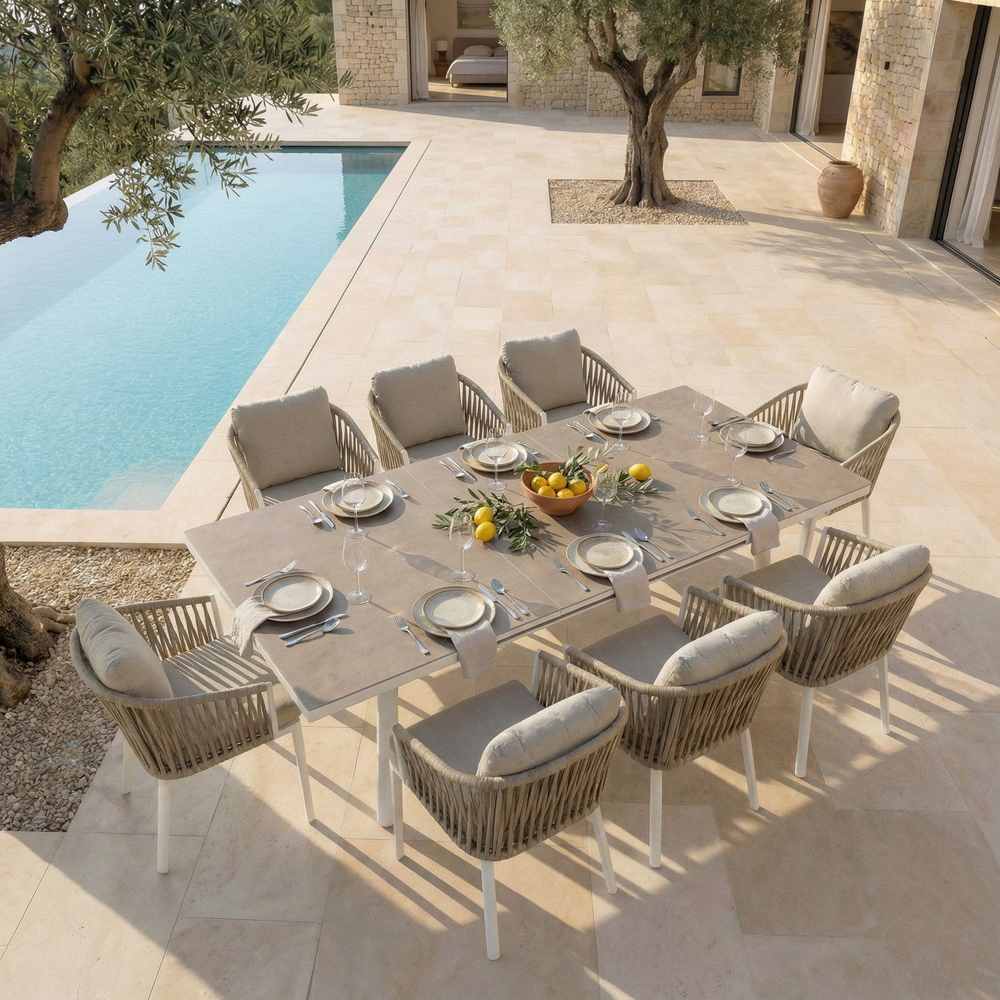 Table de jardin extensible automatique Meublot Amalfi en aluminium, 12 places, avec surface de 240/300x96cm visible sur l'image.