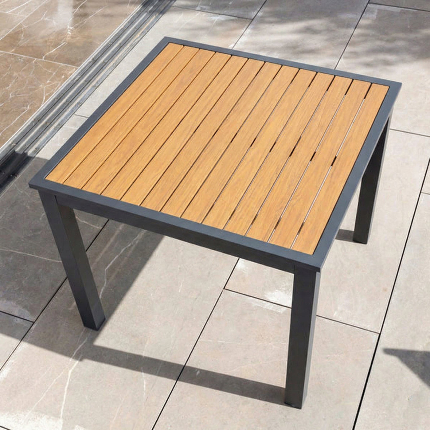 Table de jardin fixe Murano 90x90cm de Meublot, surface en verre, design moderne, idéale pour l'extérieur.