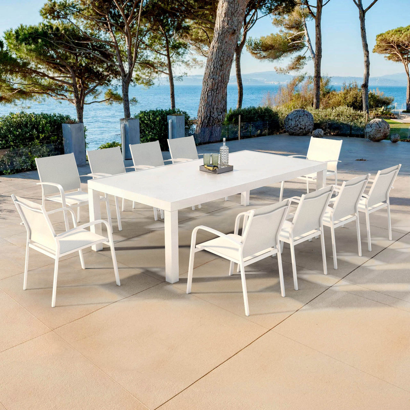 Table de jardin fixe rectangulaire Murano 10 places de Meublot, en bois blanc, avec surface lisse et pieds robustes.