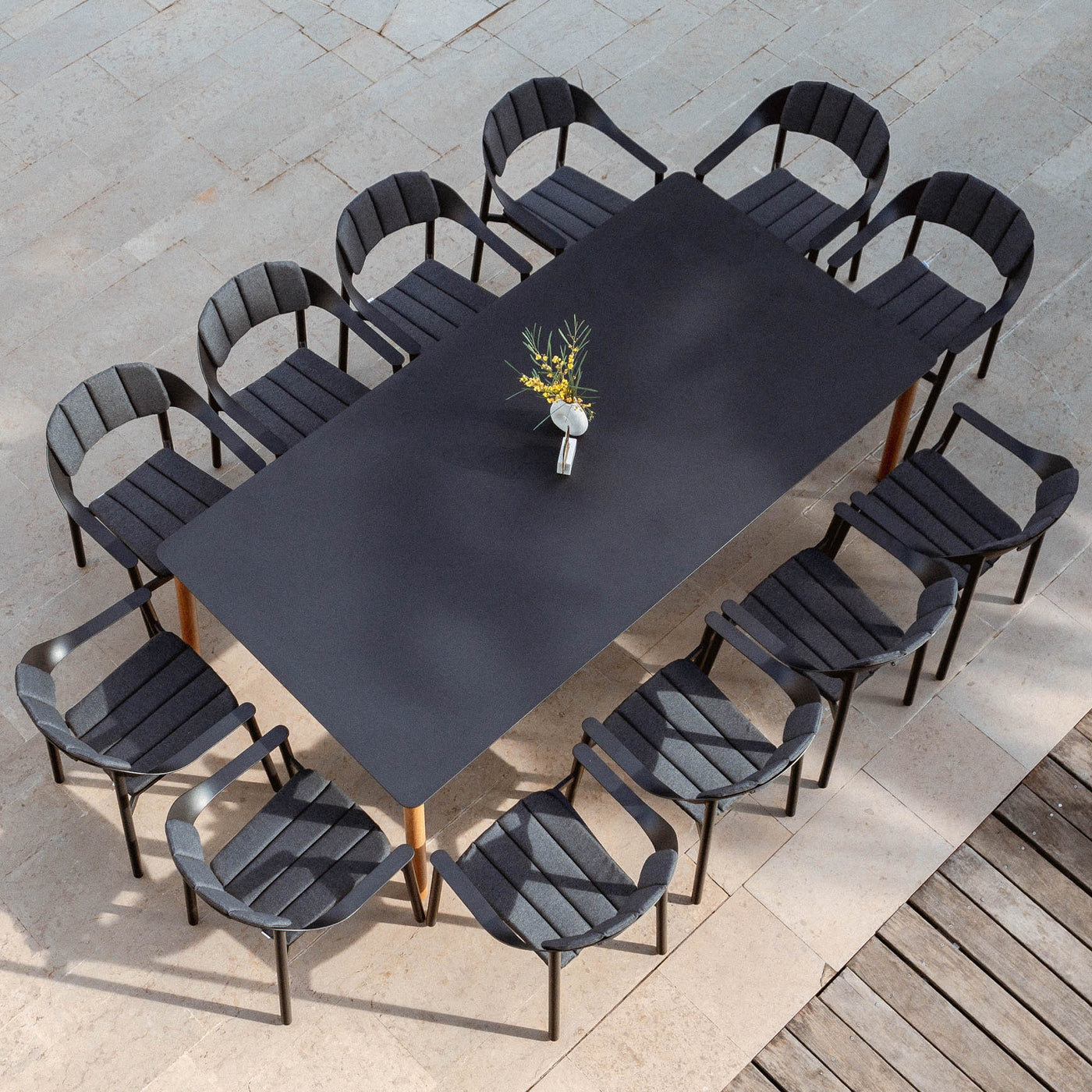 Table de jardin rectangulaire Monte Carlo en aluminium gris anthracite, capacité 10 places, dimensions 240x120 cm.