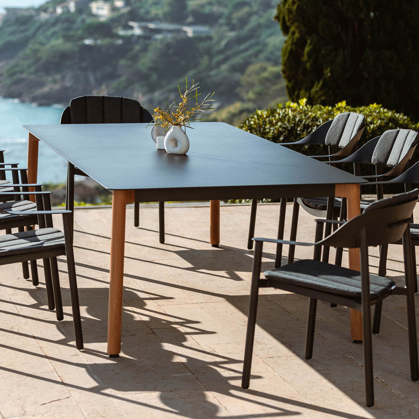 Table de jardin rectangulaire en aluminium Monte Carlo pour 10 personnes, surface 240x120 cm, style moderne, couleur anthracite.