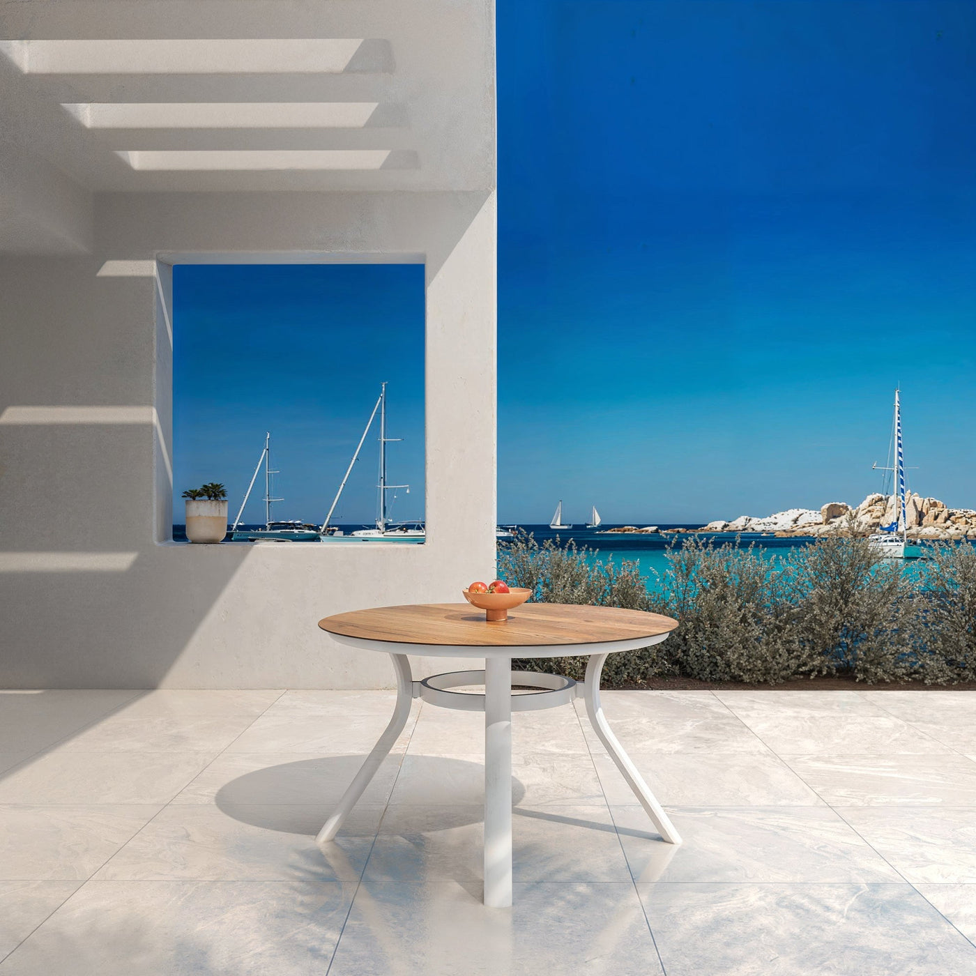 Table de jardin ronde Amalfi de Meublot, avec 5 places, surface en bois clair, idéale pour l'extérieur.