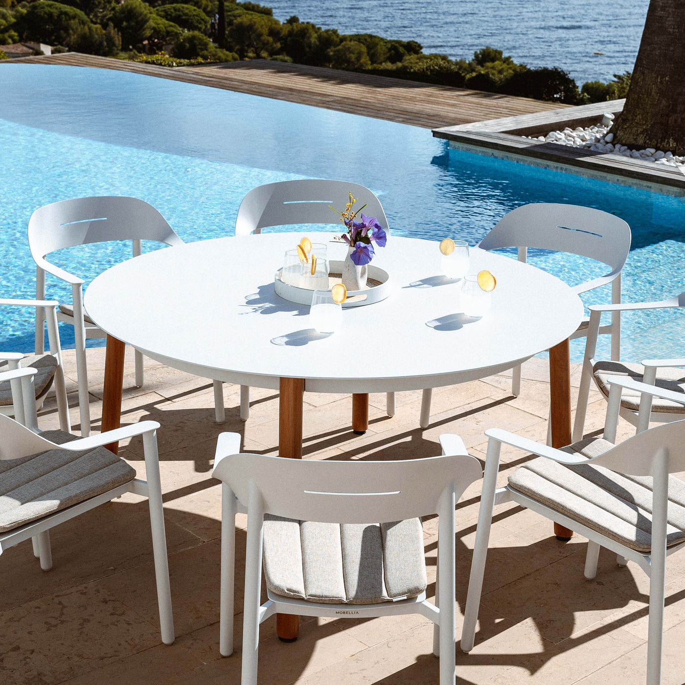 Table de jardin ronde 8 places Monte Carlo en aluminium blanc, vue de dessus, avec surface lisse et design moderne.