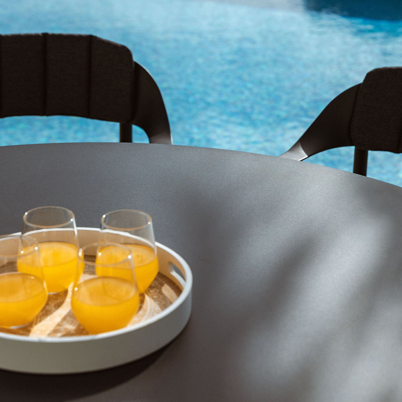 Table de jardin ronde 8 places Monte Carlo en aluminium, finition anthracite, vue de la table avec plateau en aluminium.