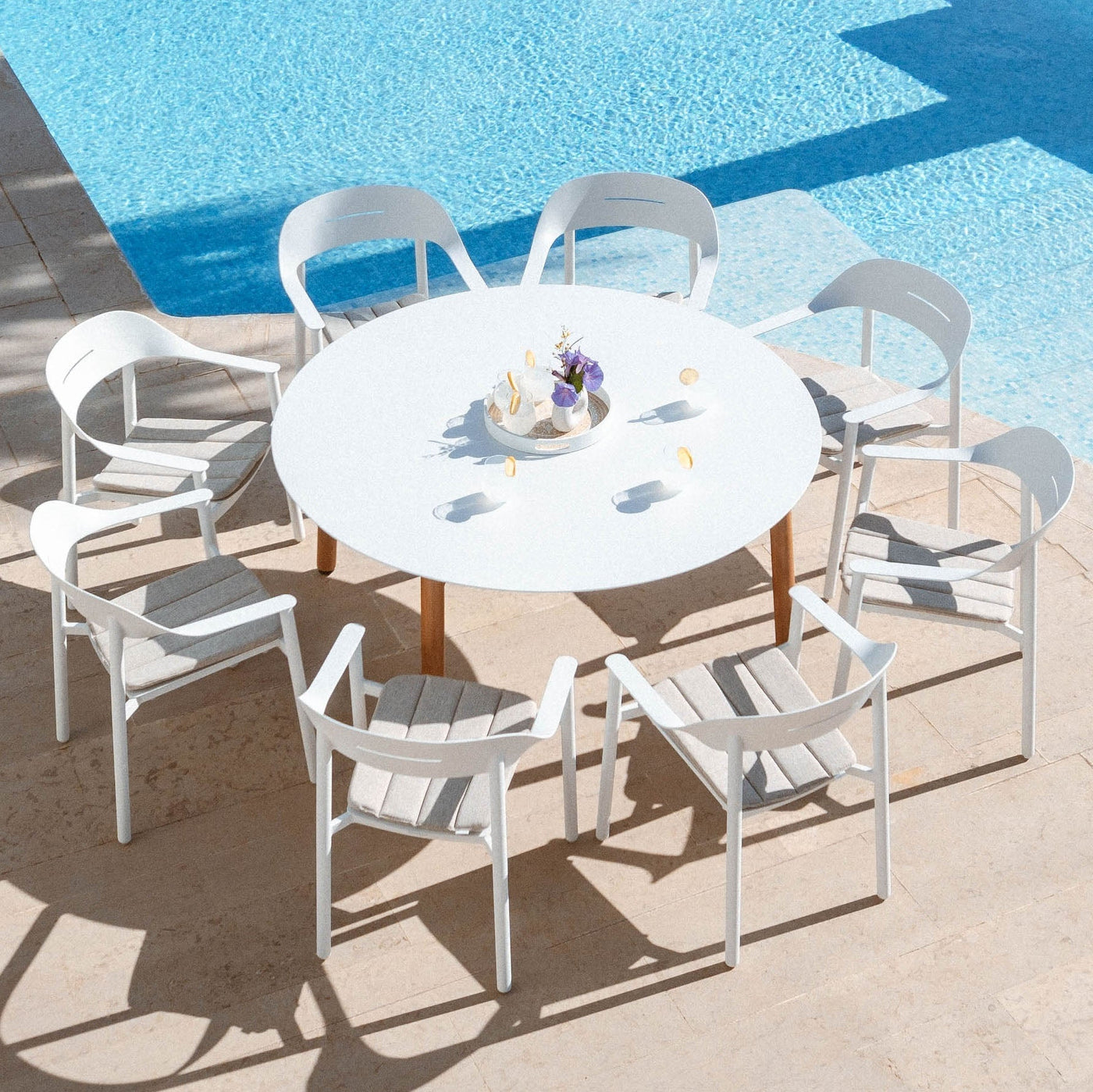 Table de jardin ronde 8 places Monte Carlo en aluminium blanc, avec surface élégante et pieds solides, pour extérieur.