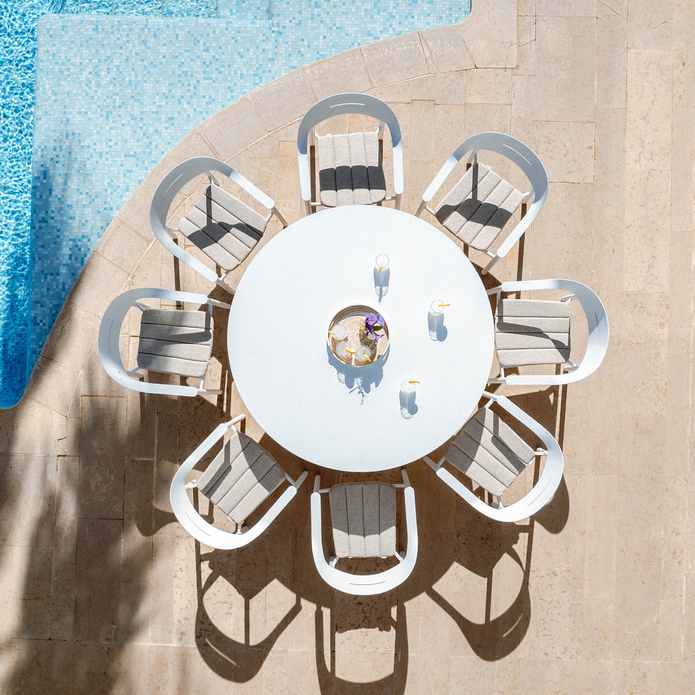 Table de jardin ronde 8 places en aluminium Monte Carlo blanche, diamètre 149 cm, table extérieure élégante.