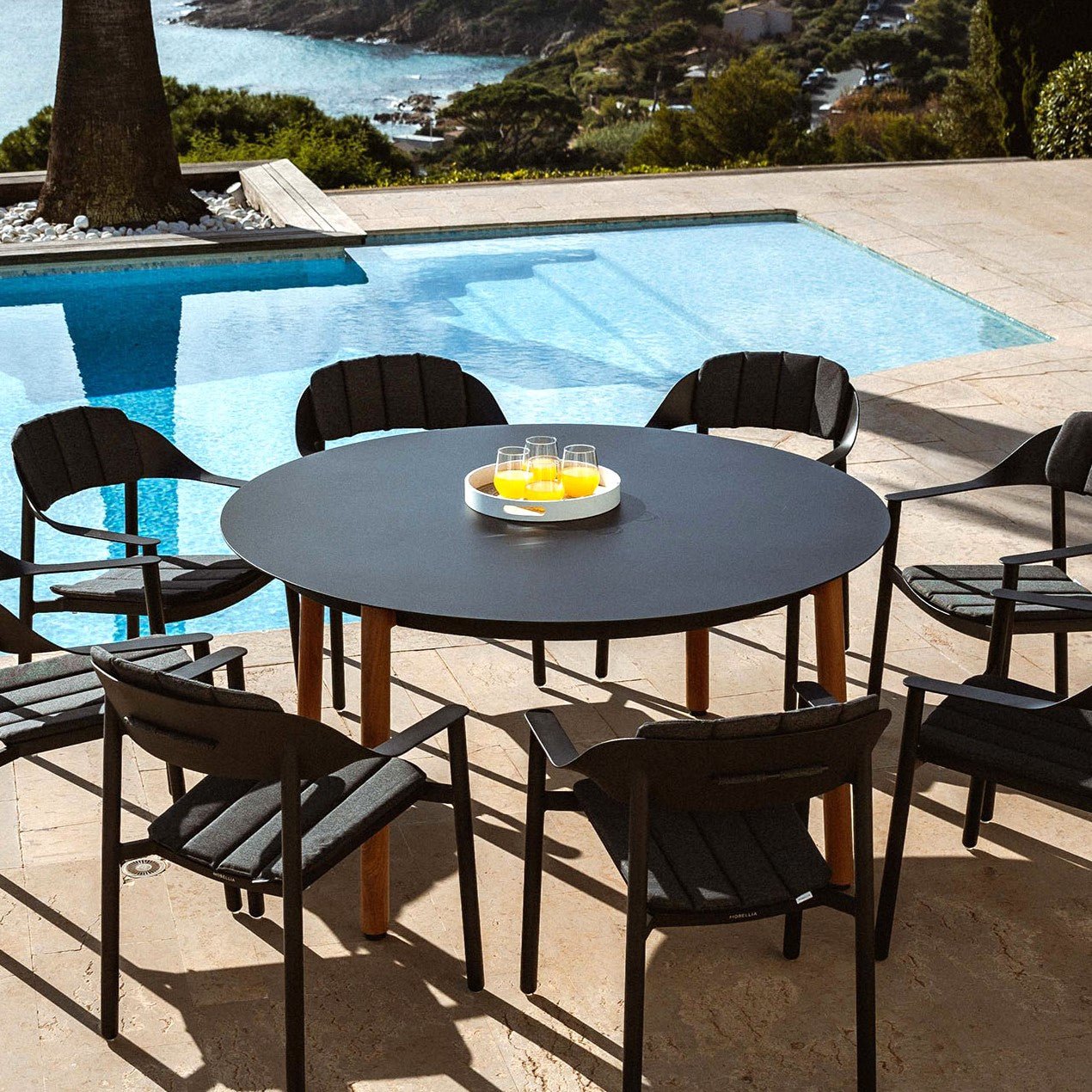 Table de jardin ronde pour 8 personnes en aluminium Monte Carlo, finition anthracite, diamètre 149 cm.