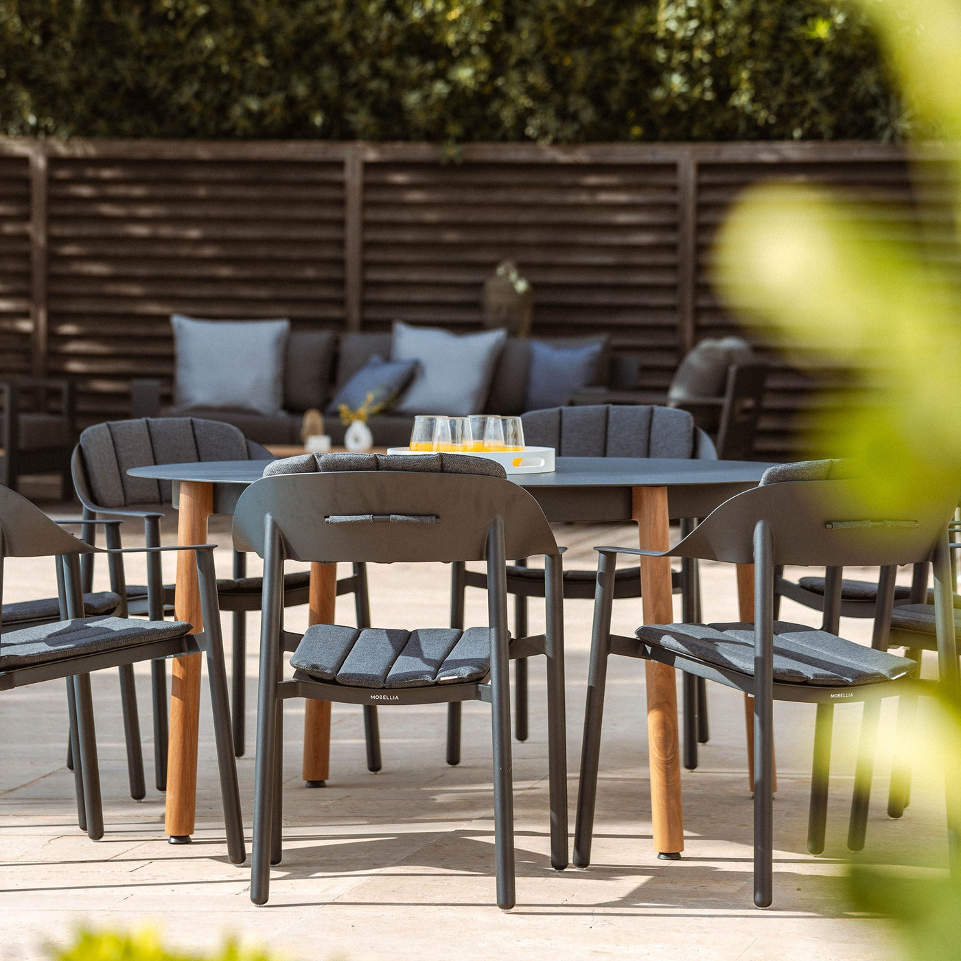 Table de jardin ronde 8 places en aluminium Monte Carlo, couleur anthracite, vue de face, design moderne et résistante.