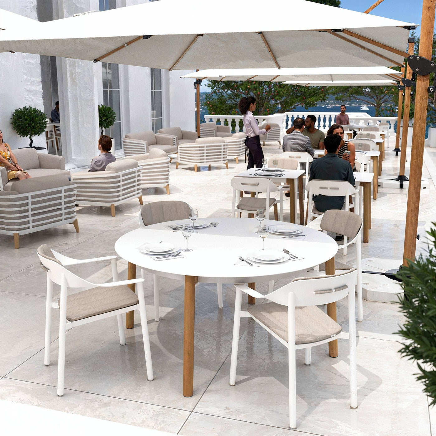 Table de jardin ronde Meublot Monte Carlo pour 8 personnes en aluminium, diamètre D149 cm, adaptée aux espaces extérieurs.