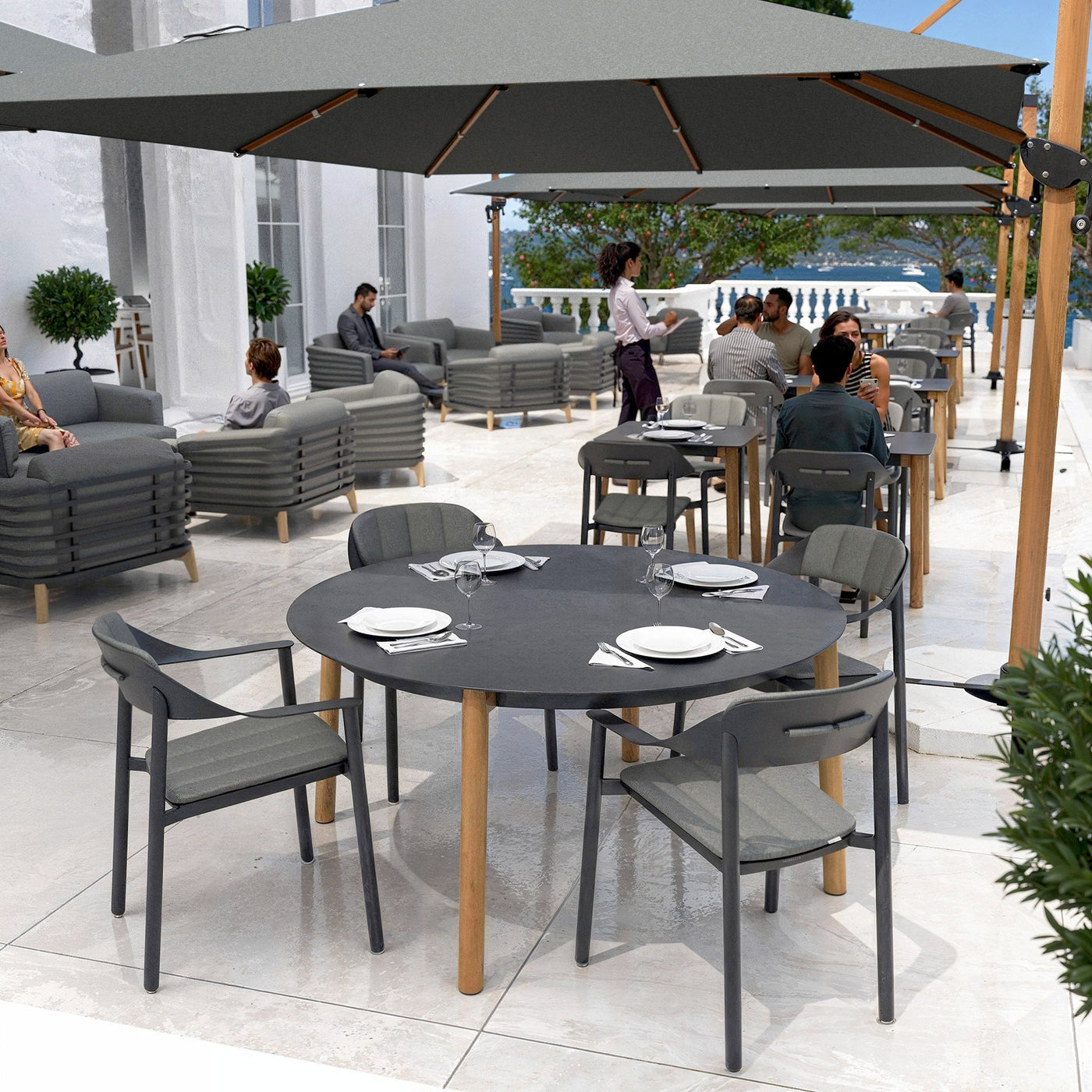 Table de jardin ronde pour 8 personnes en aluminium Monte Carlo, diamètre 149 cm, de la marque Meublot.