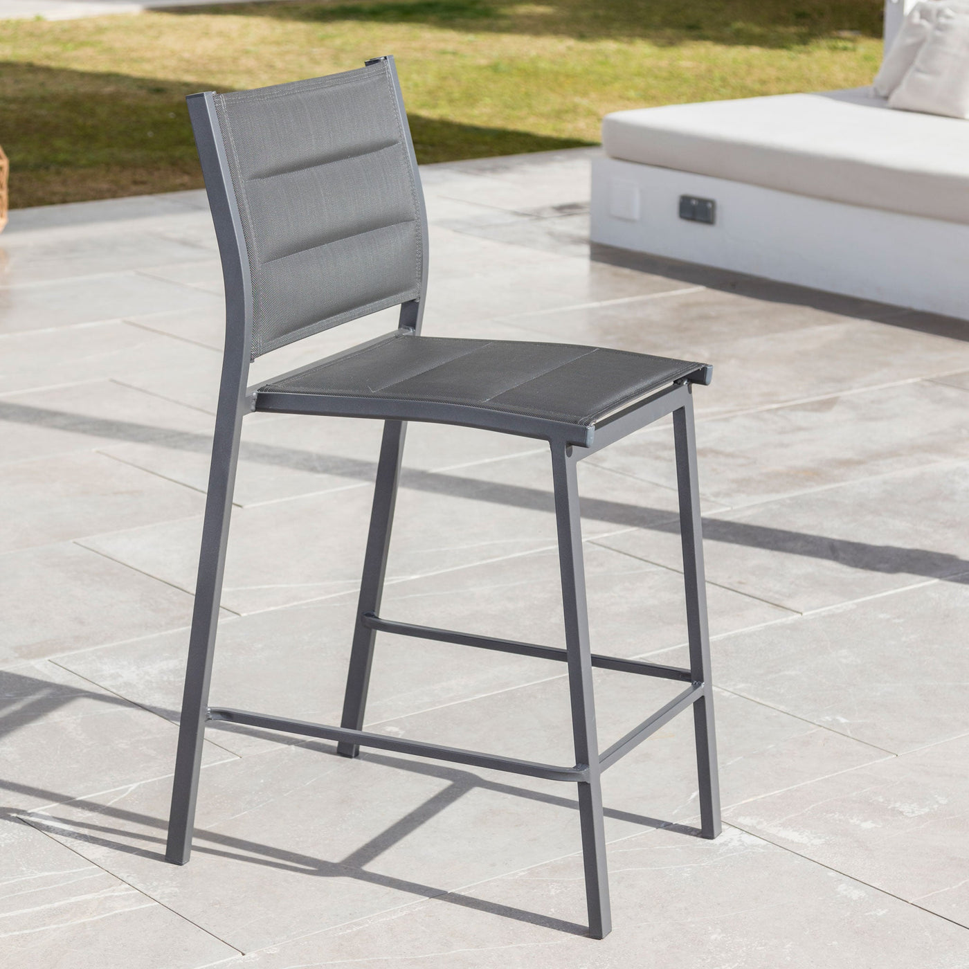 Tabouret de jardin en aluminium gris anthracite empilable Murano, chaise d'extérieur robuste et léger pour espace extérieur.
