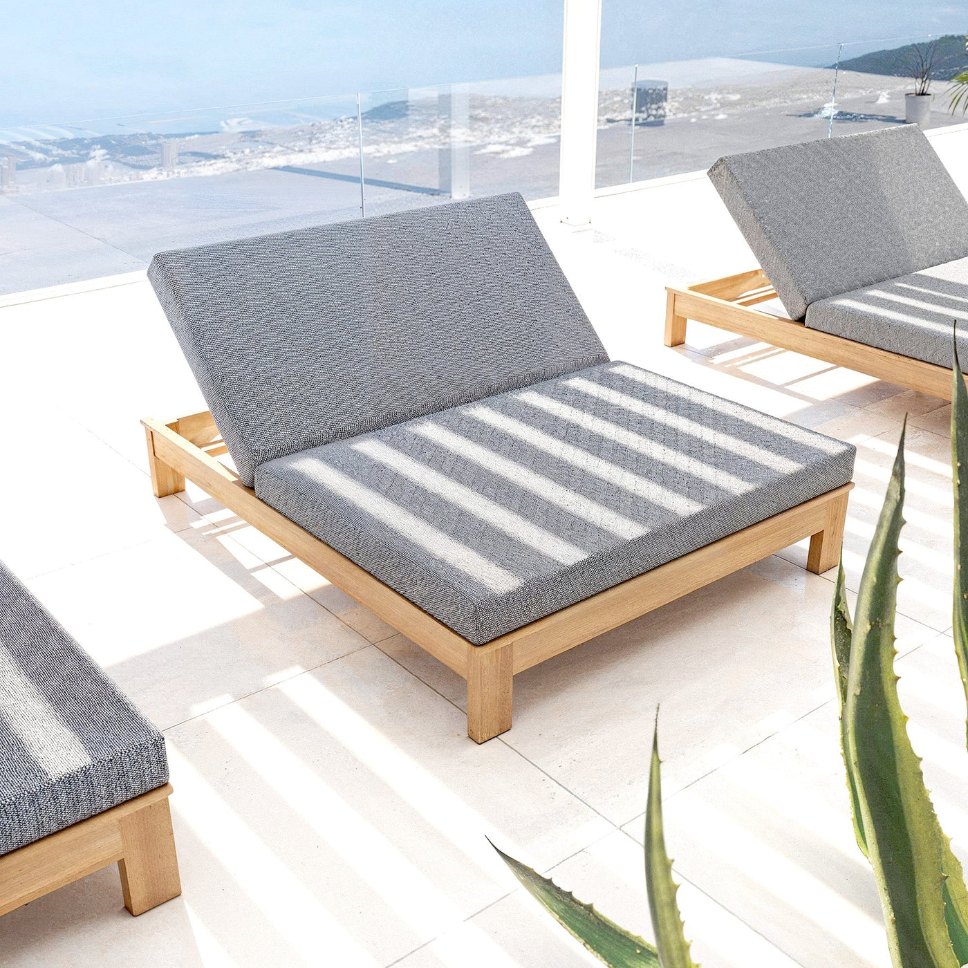 Transat double Bornéo de Meublot en bois avec coussins confortables pour lounging extérieur.