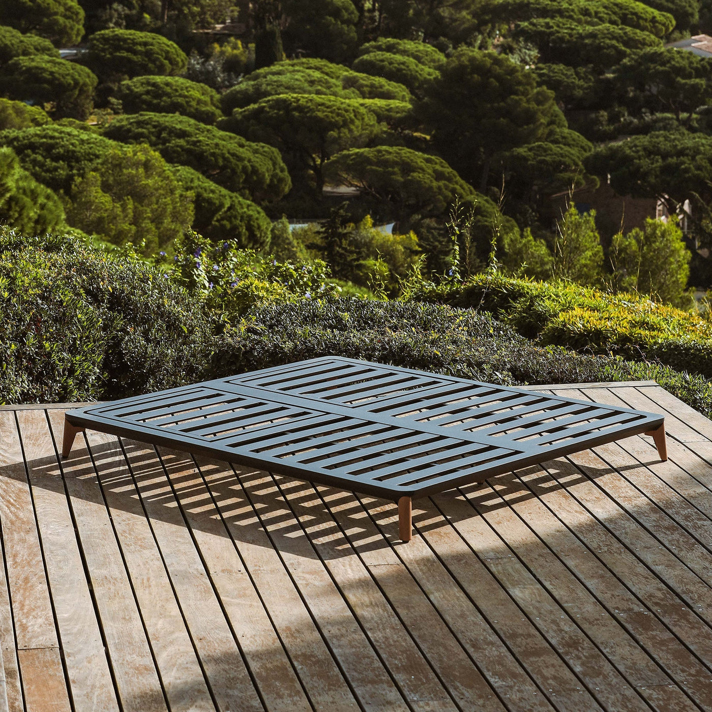 Transat double Monte Carlo de Meublot, bain de soleil anthracite avec coussins, pour relaxation extérieure élégante.