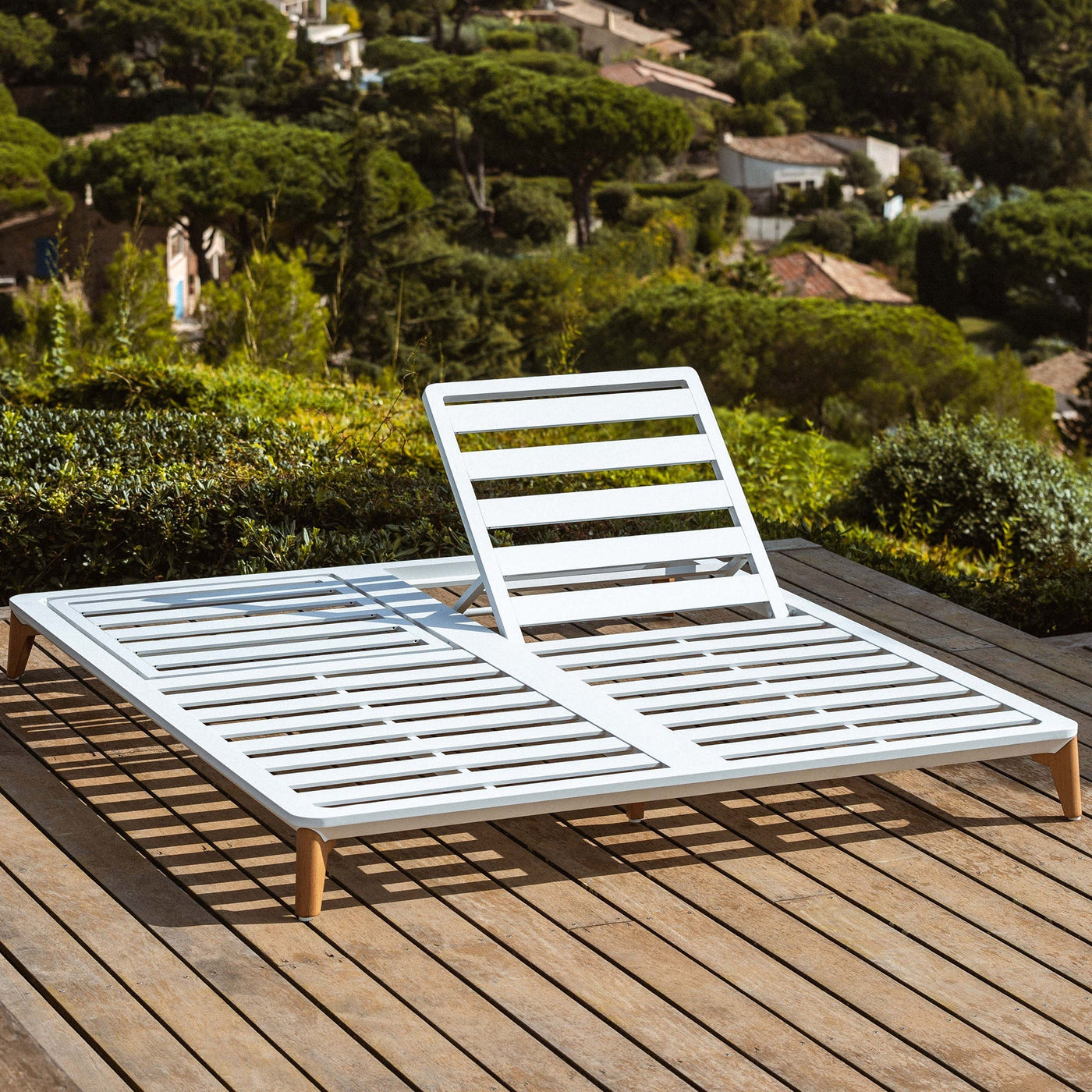 Transat double blanc Monte Carlo de Meublot, bains de soleil en bois avec coussins pour relaxation extérieure.