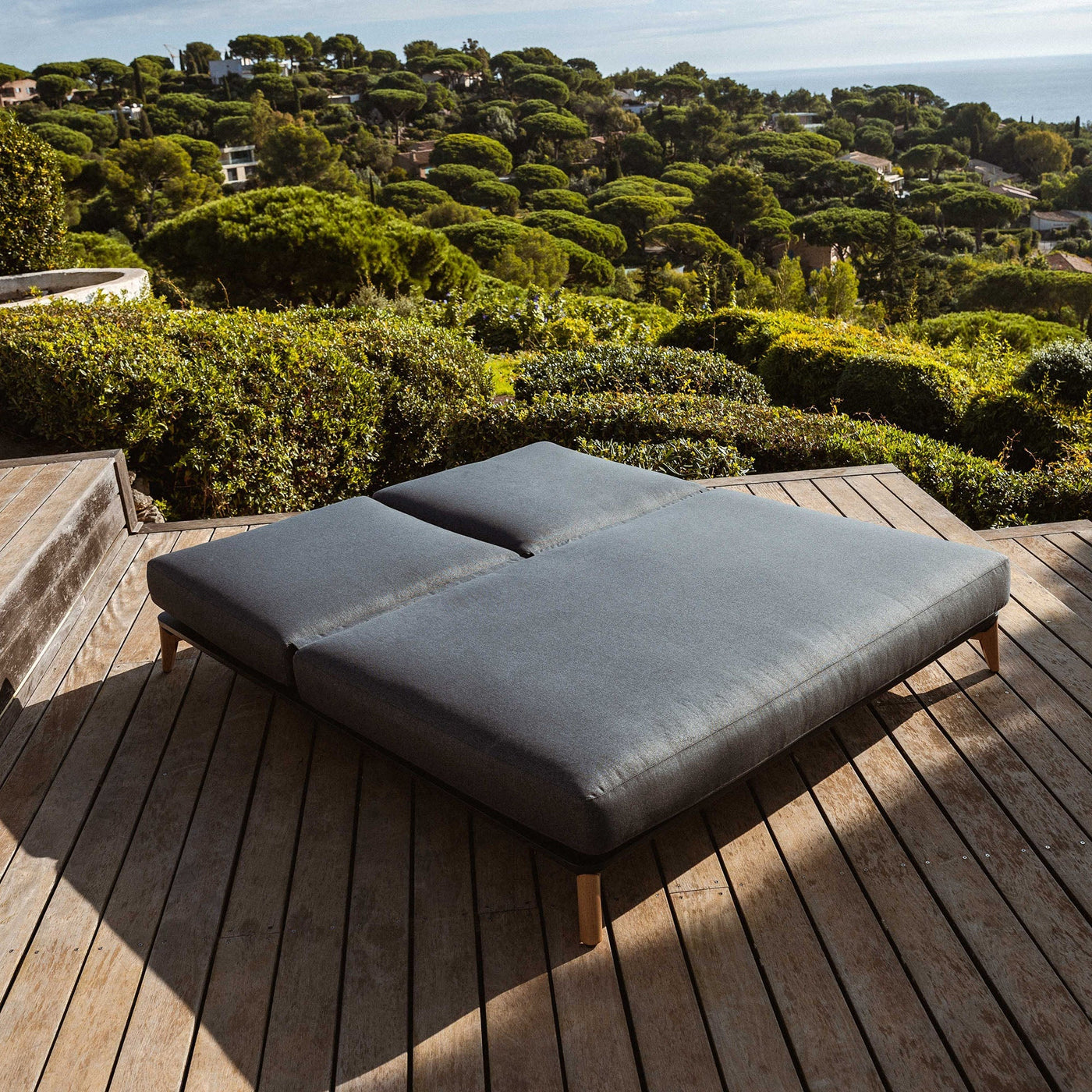 Transat double Monte Carlo Meublot en tissu anthracite avec cadre en bois pour relaxation extérieure.