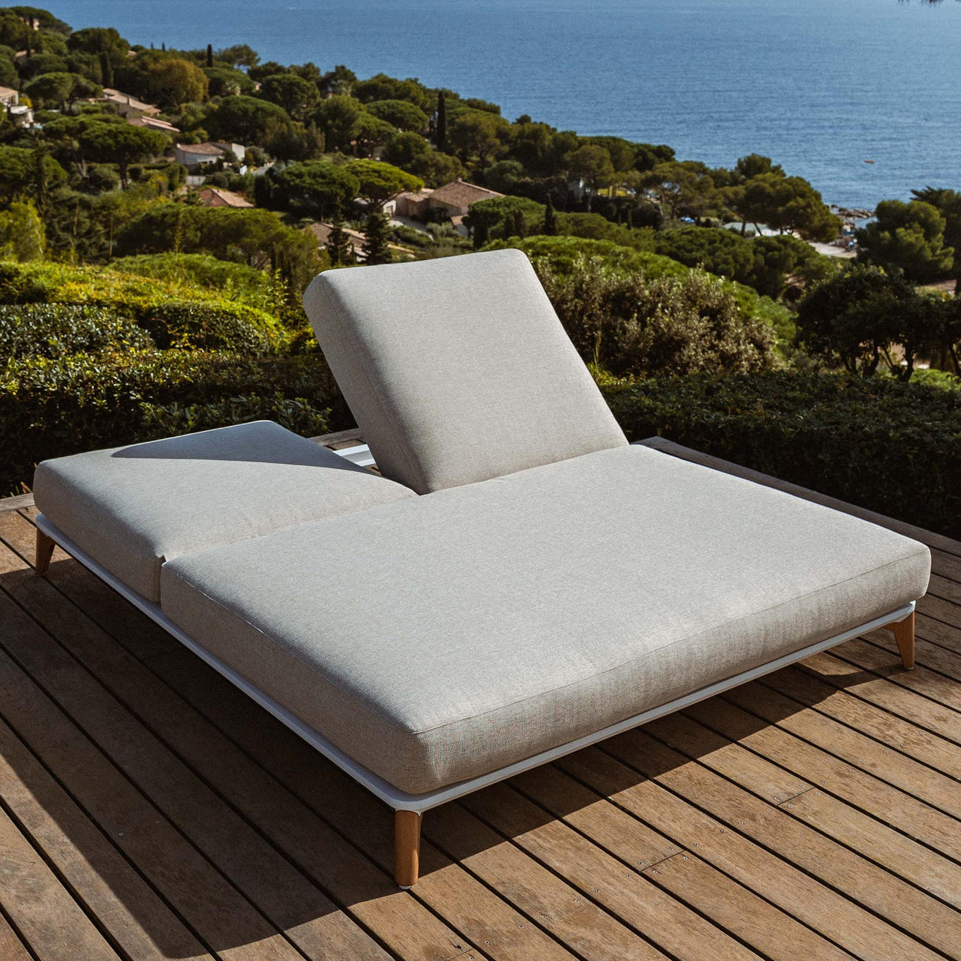 Transat double blanc Monte Carlo de Meublot, bain de soleil en plastique résistant, avec coussins pour relaxation en extérieur.