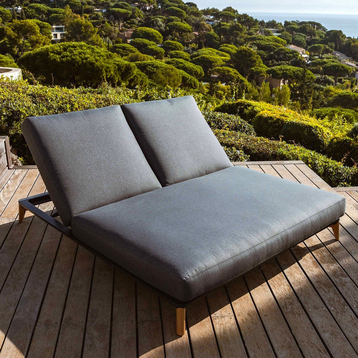 Transat double Monte Carlo de Meublot, bain de soleil anthracite avec coussins confortables pour extérieur.