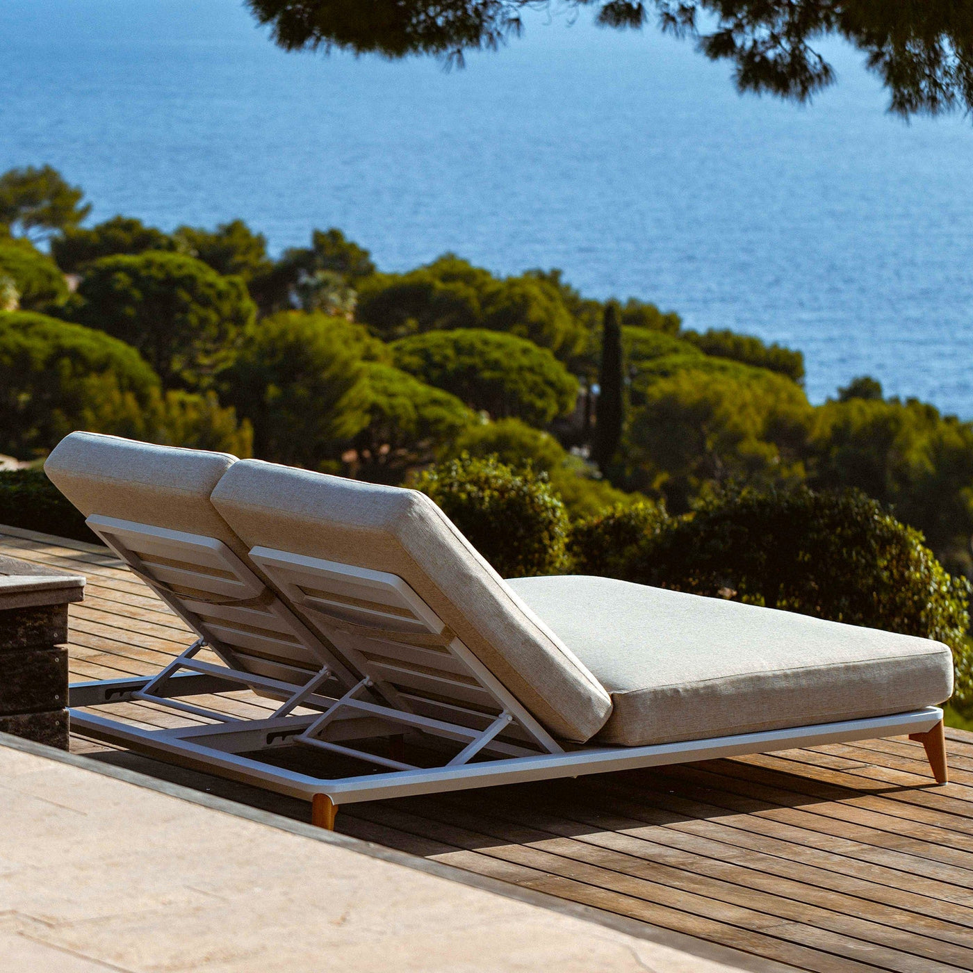 Transat double blanc Monte Carlo de Meublot, bain de soleil en bois avec coussins pour relaxation en extérieur.