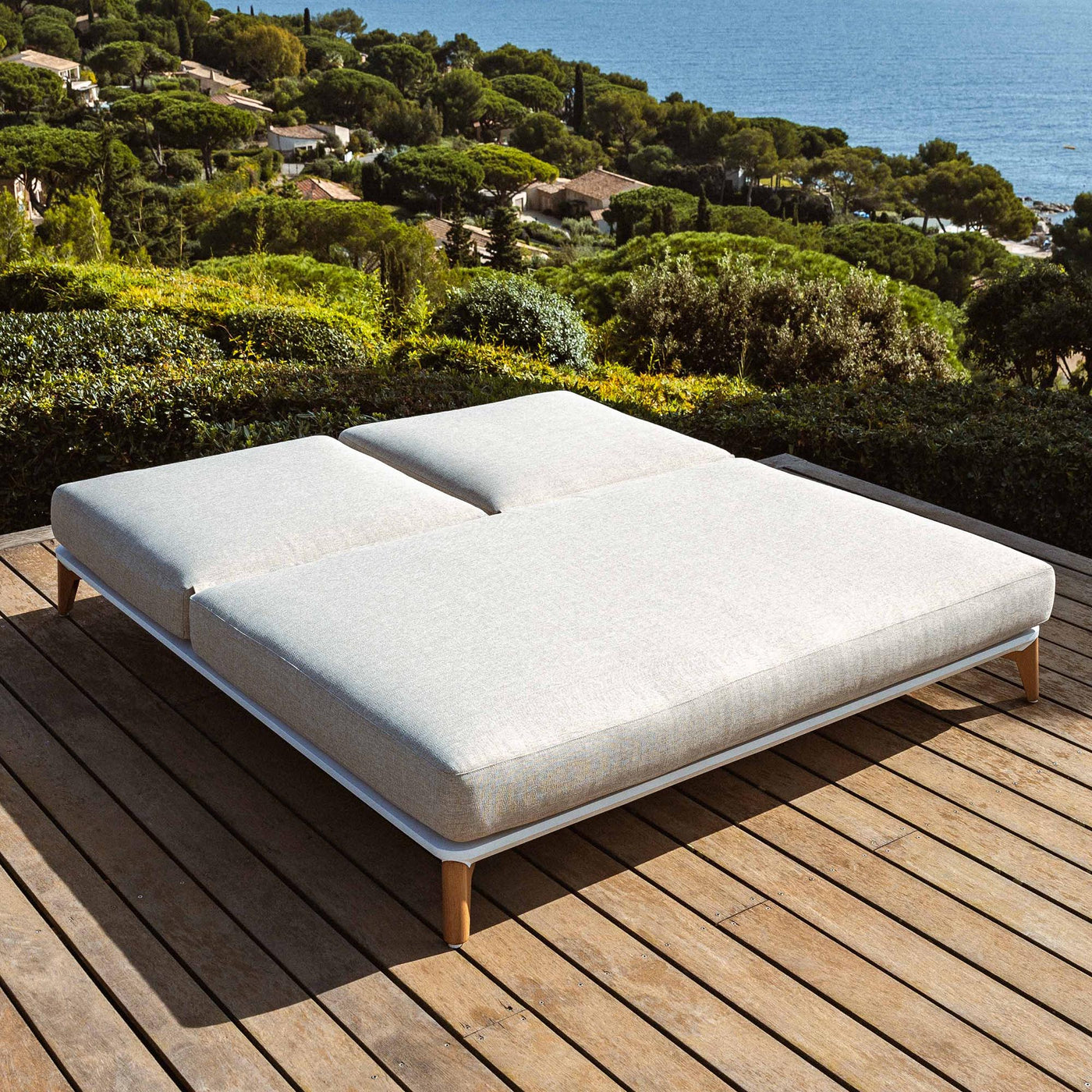 Transat double Monte Carlo blanc, bain de soleil Meublot avec coussins confortables et structure en bois tendance.