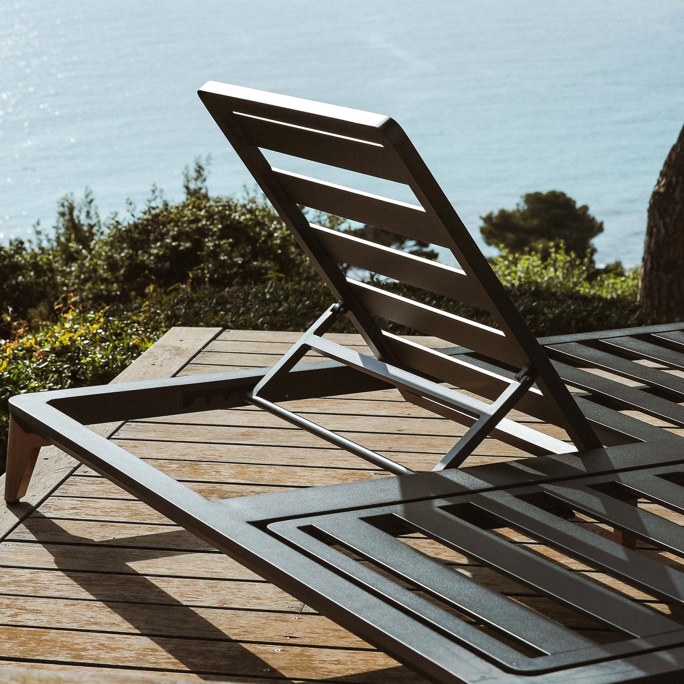 Transat double Monte Carlo Meublot en bois avec coussins gris foncé, idéal pour se détendre au soleil.