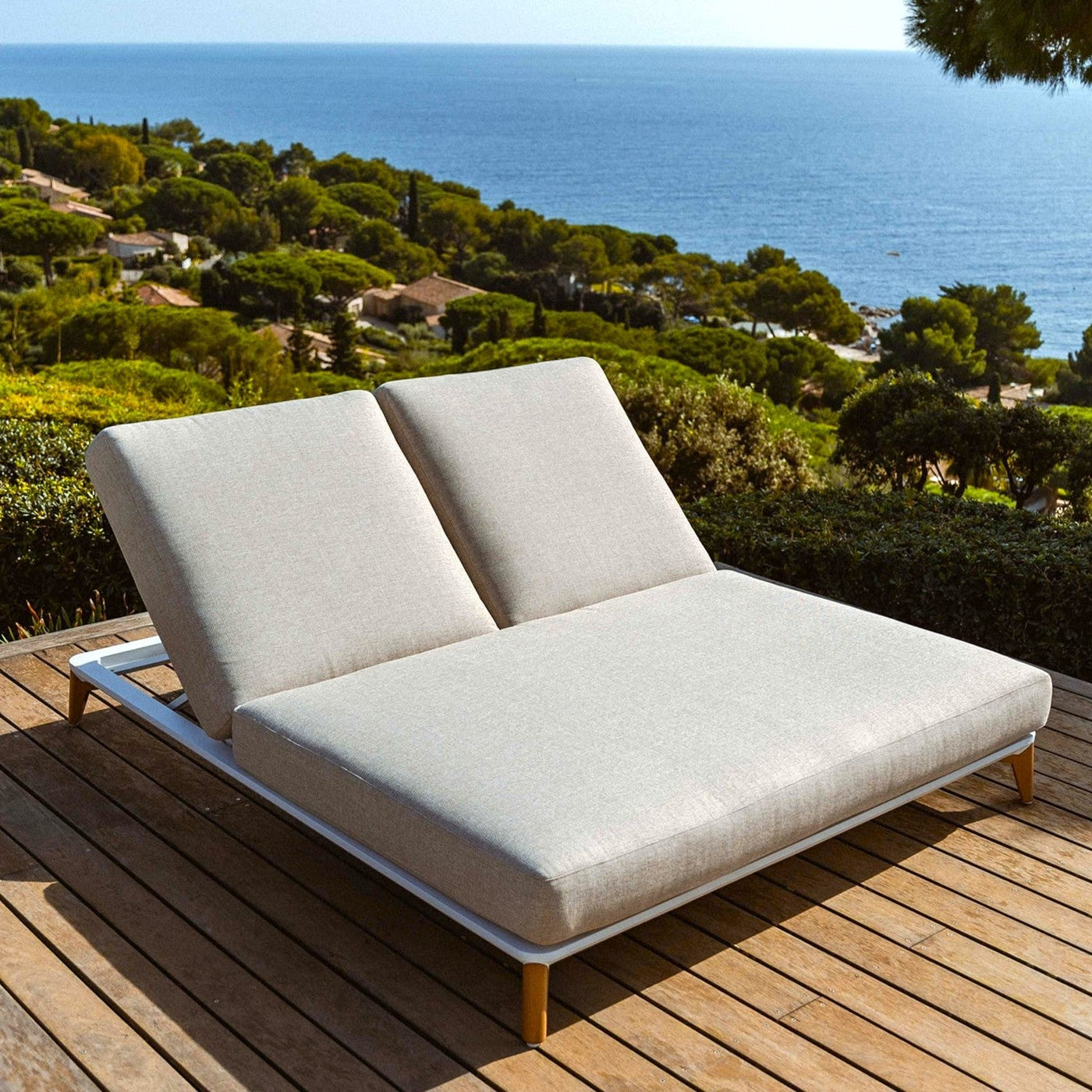 Transat double blanc Monte Carlo de Meublot, bain de soleil élégant avec structure en bois et coussins confortables.