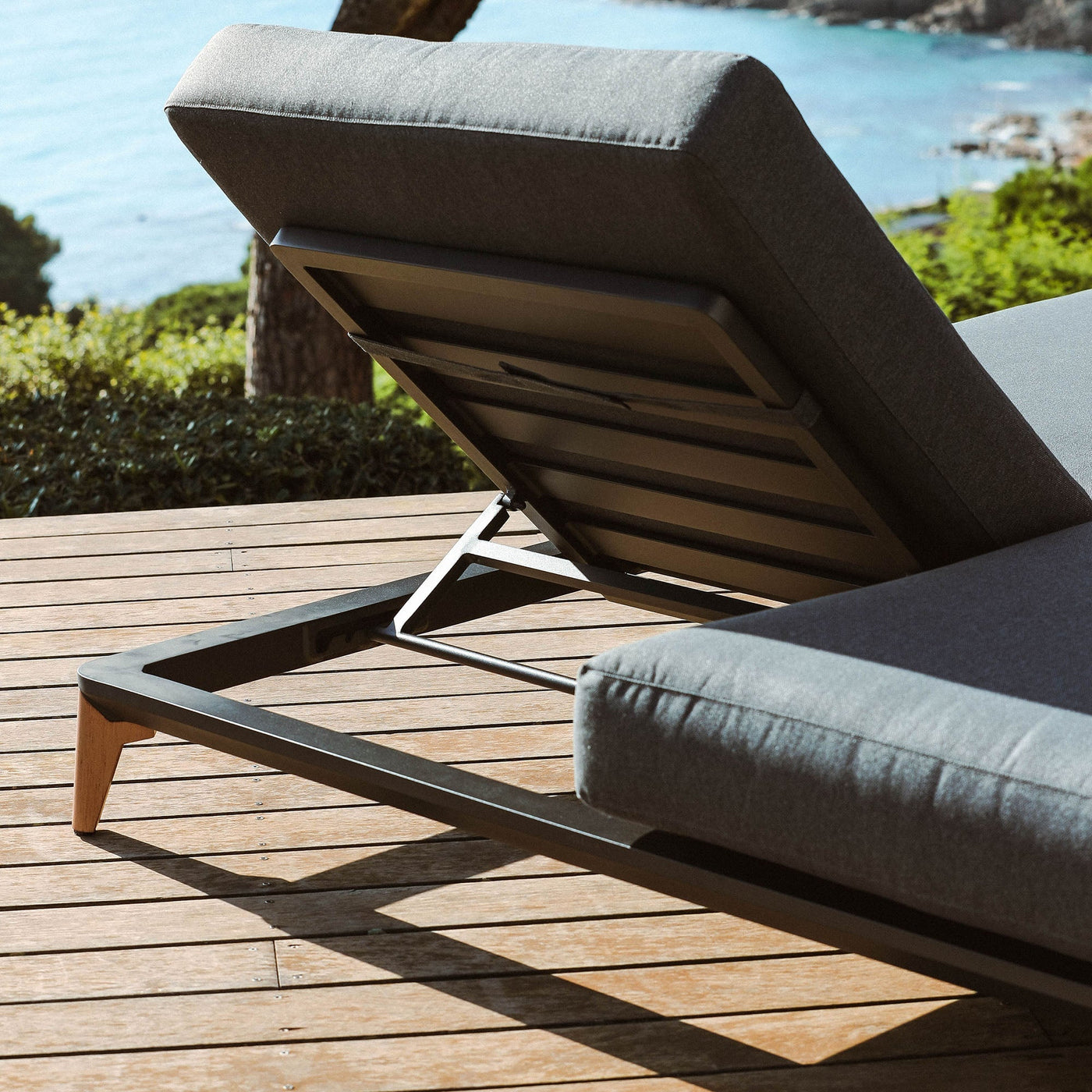 Transat double Monte Carlo Meublot en tissu anthracite, avec coussins et cadre en métal pour bains de soleil confortables.