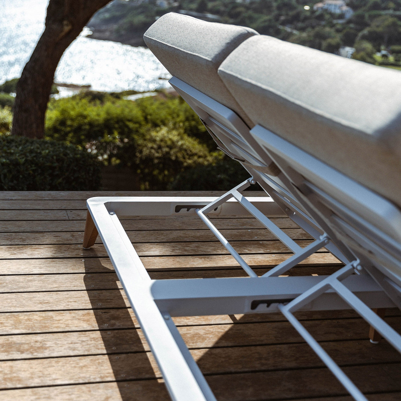 Transat double Monte Carlo blanc, bain de soleil Meublot avec coussins confortables, idéal pour détente en extérieur.