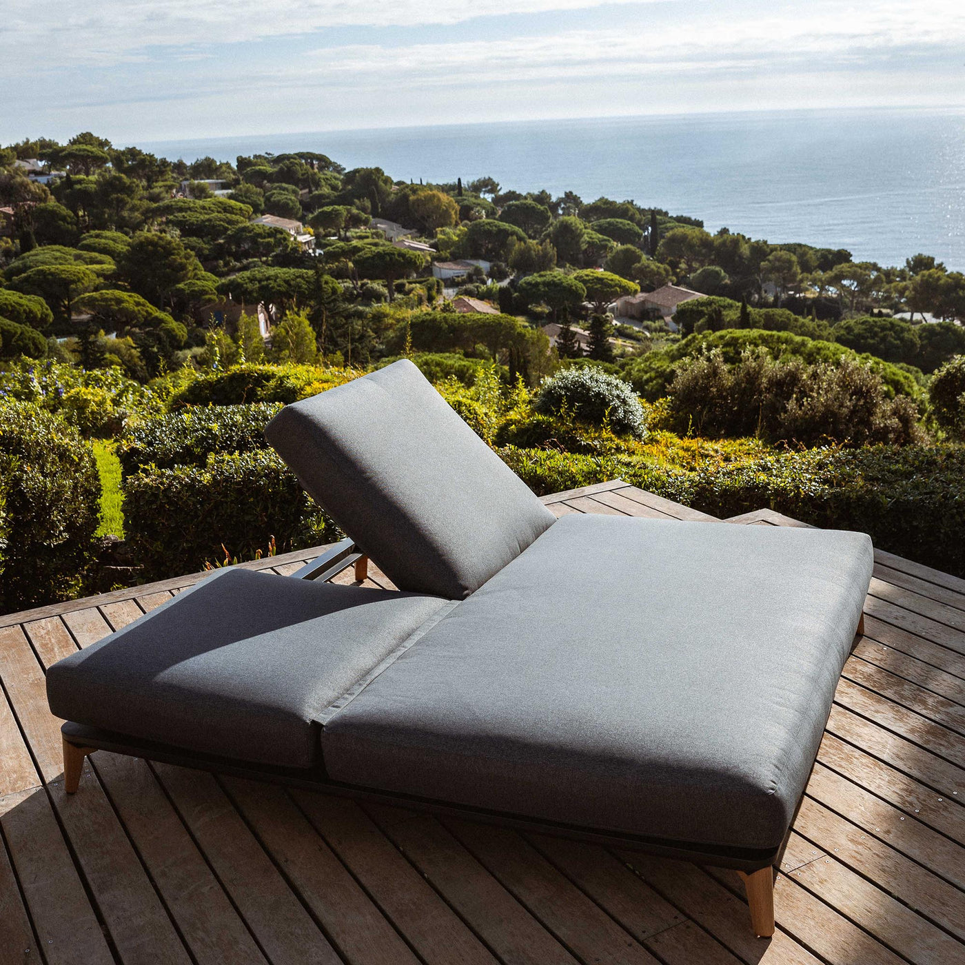 Transat double Monte Carlo Meublot en tissu anthracite, bain de soleil confortable pour deux personnes, vue en extérieur.