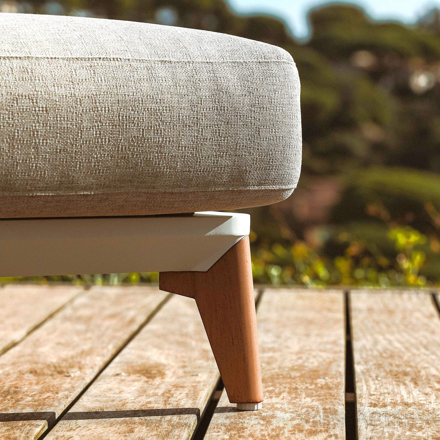 Transat double blanc Monte Carlo de la marque Meublot, bain de soleil en bois avec coussins confortables.