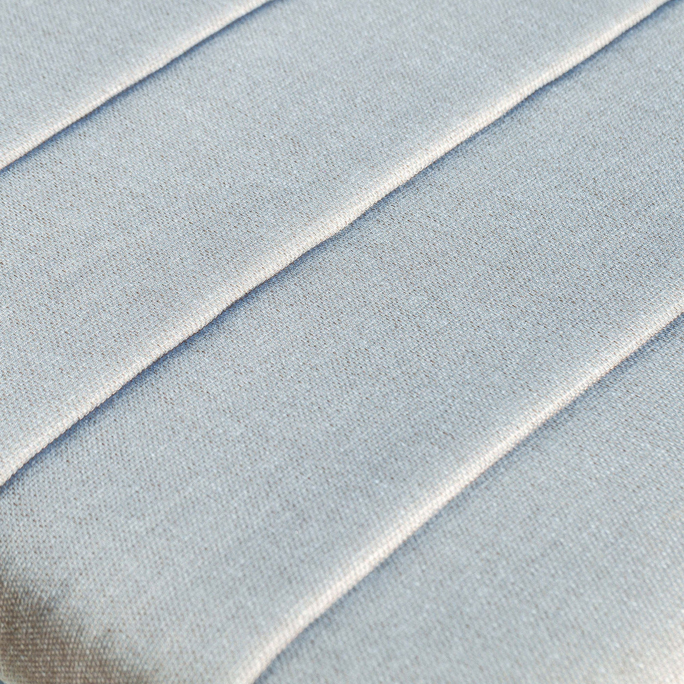 Transat Elba en aluminium blanc pour jardin, chaise longue de bains de soleil Meublot avec coussin blanc.