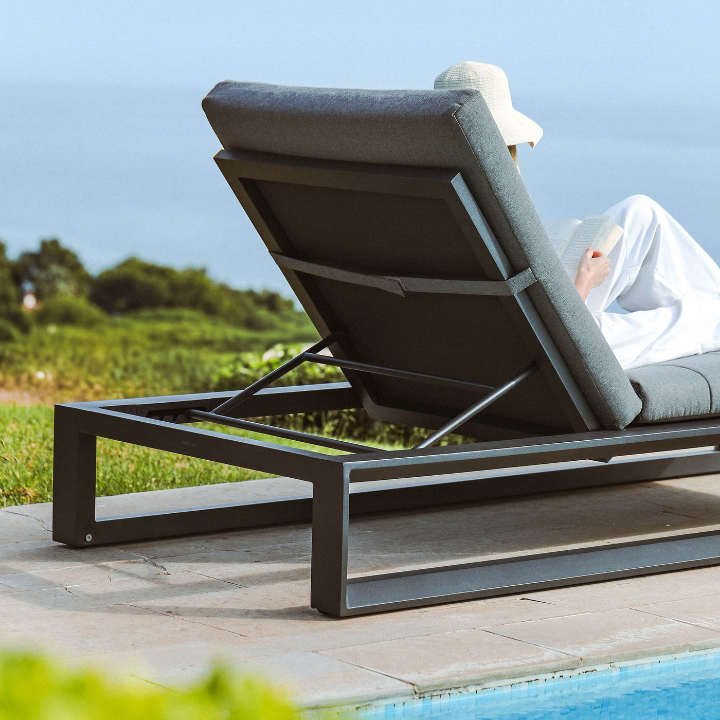 Transat Elba en aluminium pour jardin, bain de soleil gris anthracite, confortable et léger, marque Meublot.