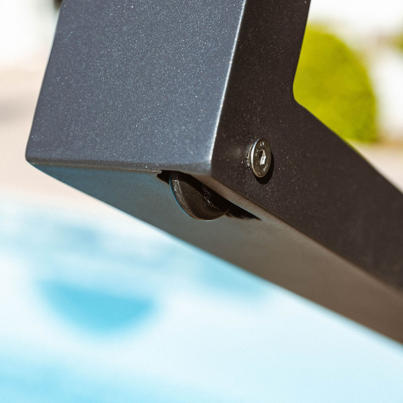 Transat Elba en aluminium de Meublot, bain de soleil avec cadre léger et design moderne, placé sur une terrasse en extérieur.