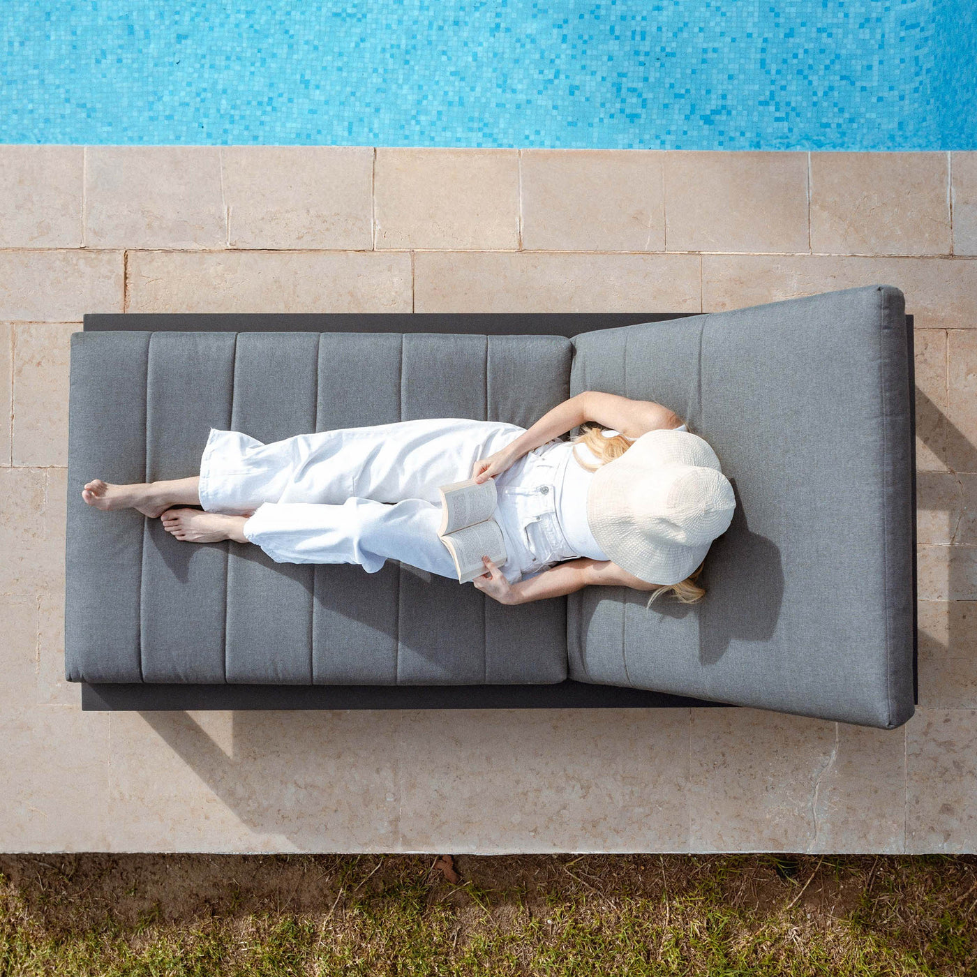 Transat de jardin Elba en aluminium de couleur anthracite, chaise longue pour extérieur, Meublot