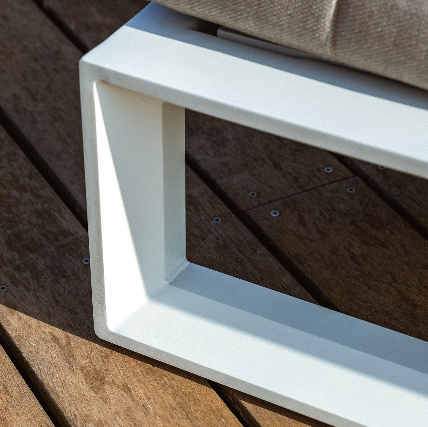 Transat de jardin Elba en aluminium blanc de la marque Meublot, conçu pour se détendre en extérieur.