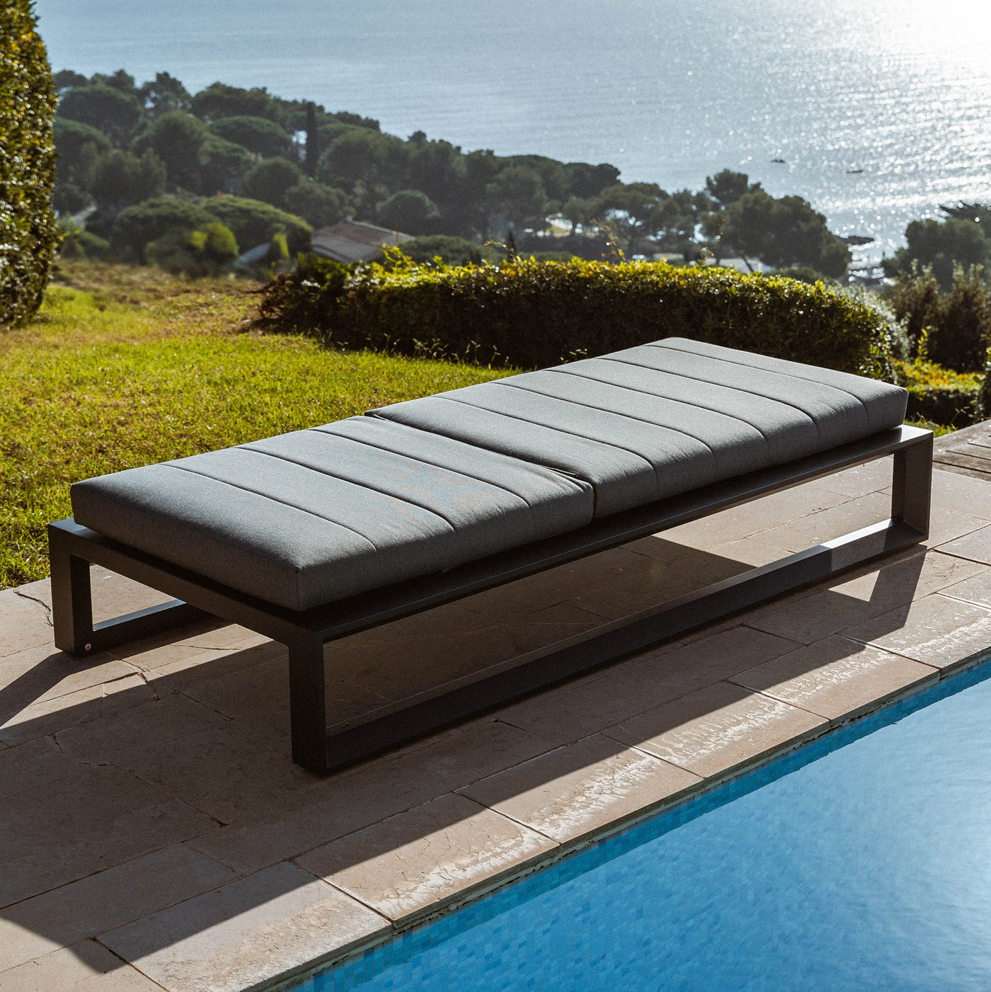 Transat Elba en aluminium, bain de soleil gris anthracite, design moderne pour jardin, par Meublot