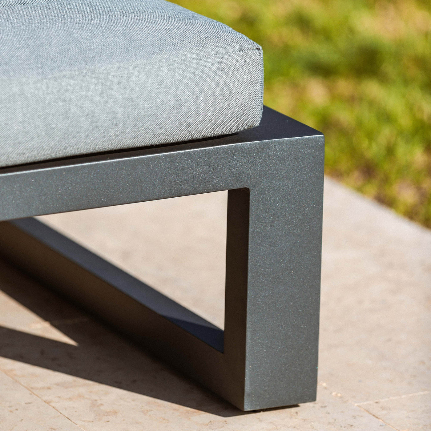 Transat de jardin Elba en aluminium de couleur anthracite, chaise longue pour extérieur, par Meublot