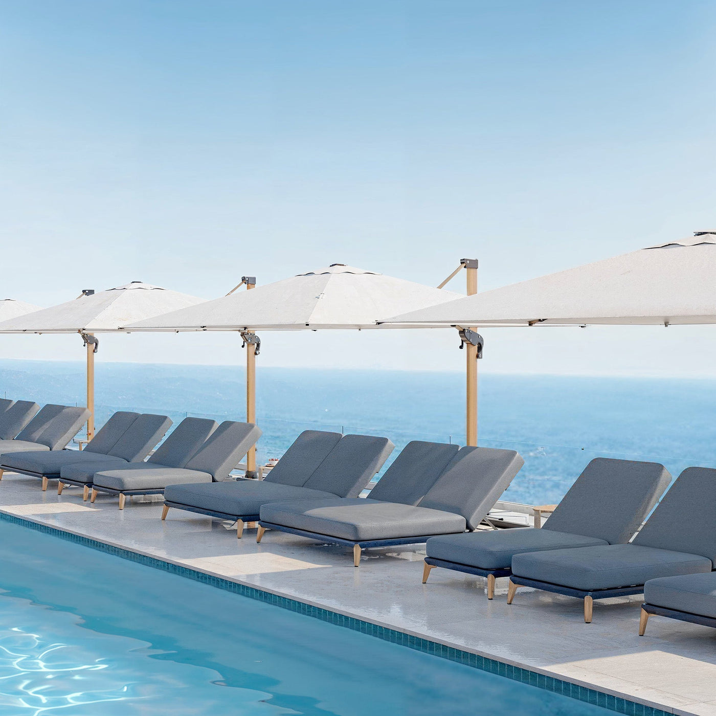 Transat Monte Carlo Meublot en anthracite, bain de soleil avec cadre en métal et surface en tissu résistant.