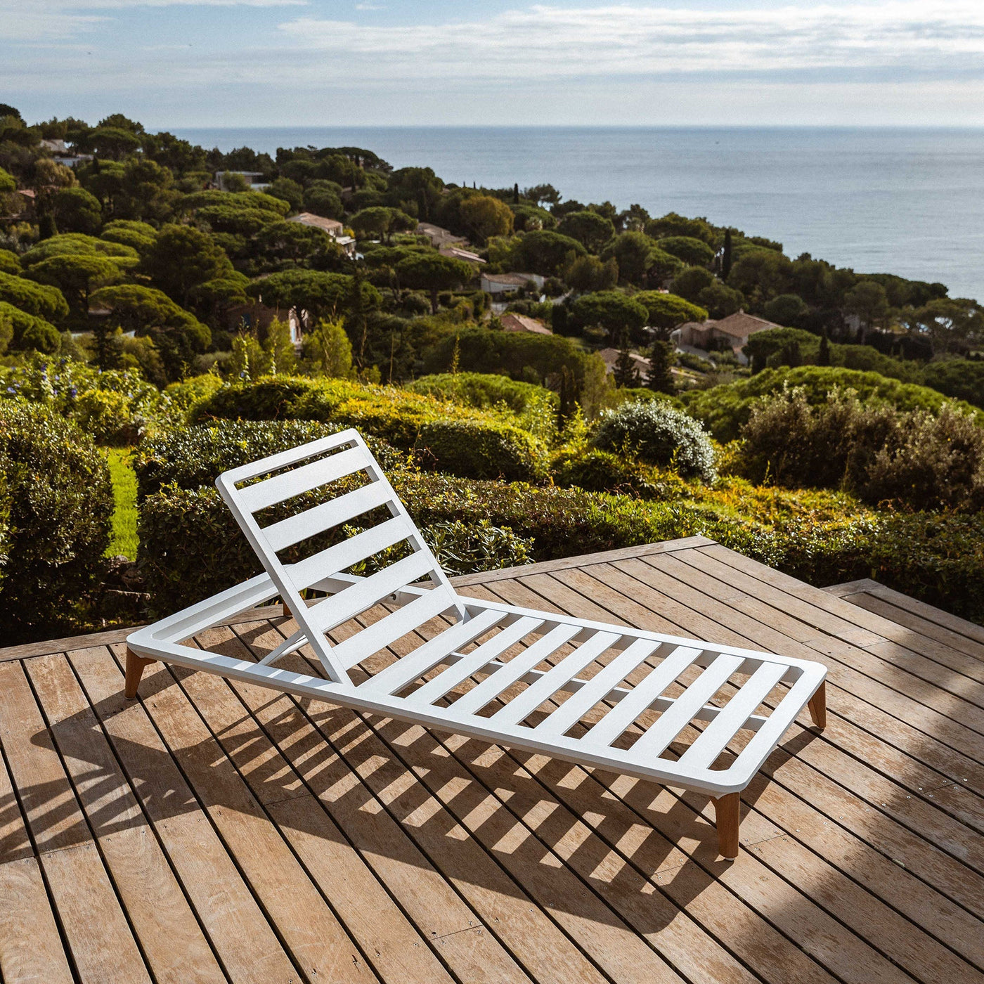 Transat Monte Carlo Meublot en bois avec coussin beige pour relaxer en extérieur.